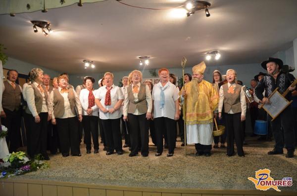 FOTO: Na pragu Goričkega zazveneli zvoki pevcev in harmonikarjev