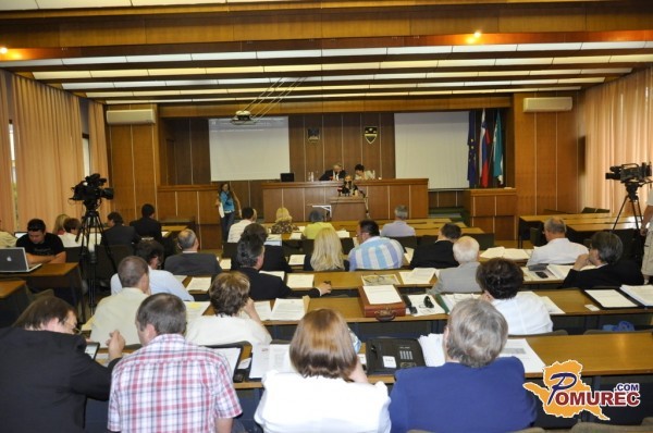 Sprejeli rebalans proračuna, največ mnenj kresali o občinskih nagradah, muzah in kadrih