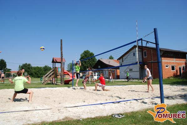 FOTO: Odbojkarski turnir v Krogu letos pod sloganom Ni važno al si muško al žensko!