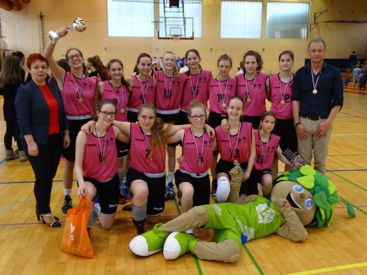 FOTO: Košarkarice OŠ III Murska Sobota so postale državne prvakinje