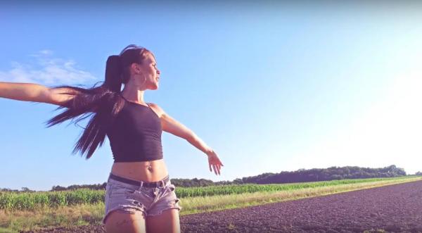 VIDEO: Nika Zorjan s poletnim hitom osvojila že dva milijona