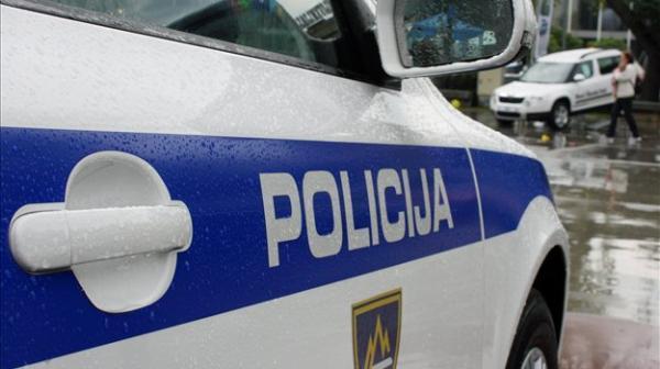 Policisti obravnavali poškodbi osebnih avtomobilov in tatvino mobilnega telefona