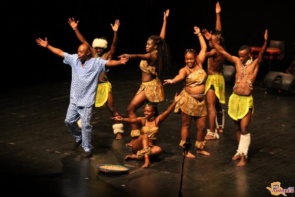 FOTO: V Gledališču Park Murska Sobota nastop folklorne skupine iz Kenije in Črne gore