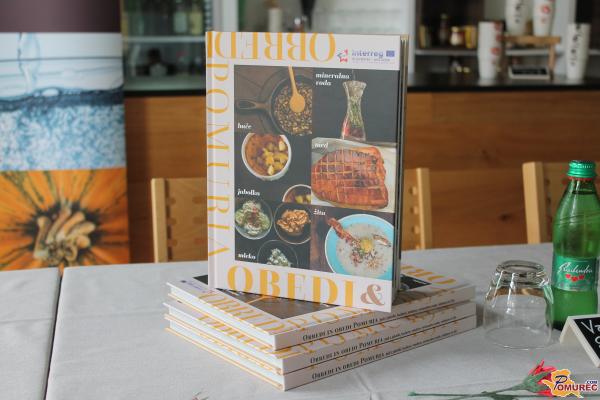 FOTO: V Hranilnici prekmurskih dobrot predstavili knjigo Obedi in obredi Pomurja