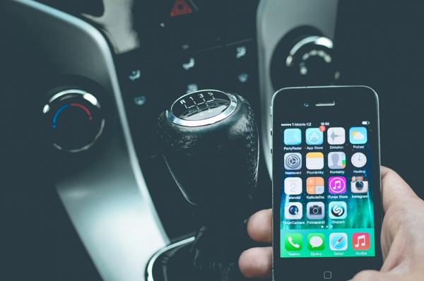 Ugotovljenih 165 kršitev uporabe mobilnih naprav med vožnjo