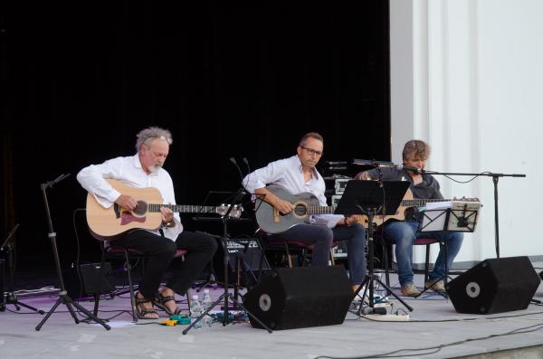 FOTO: Jazz skupina Guitar Trio zaigrala v Lendavi