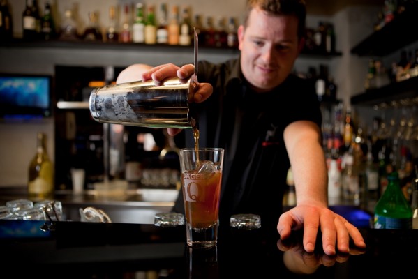 V poletnih dneh se osvežite z Jäger koktajli