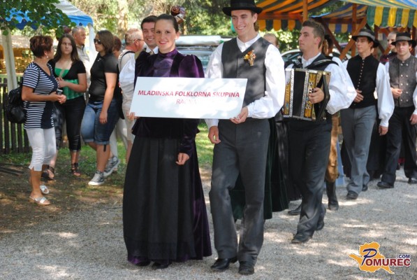 FOTO: Folklorniki napolnili beltinski park