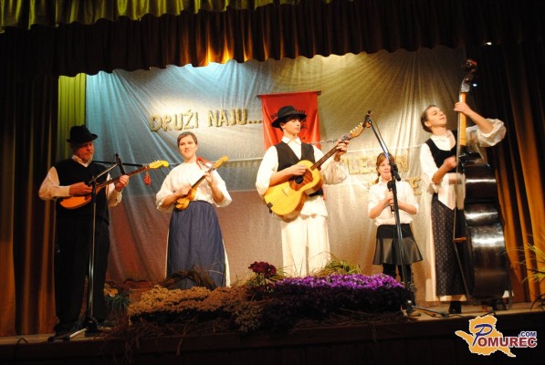 FOTO in VIDEO: Na Razkrižju so se družili ob plesu in petju