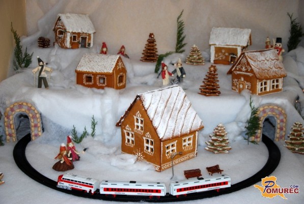 FOTO: V Hiši rokodelstev v Dobrovniku navdušuje medena vas