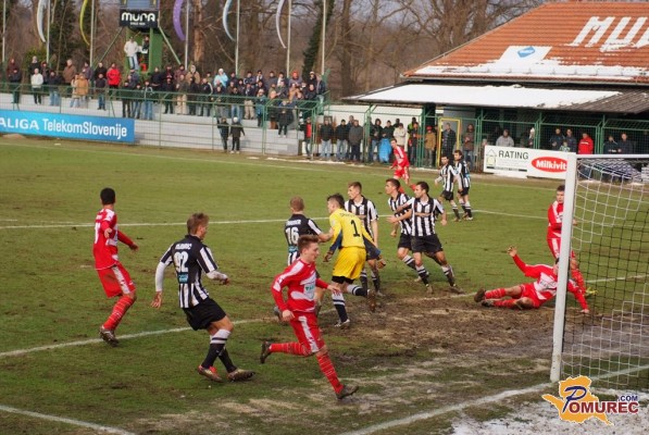 FOTO: Mura 05 z igralcem manj remizirala proti Aluminiju