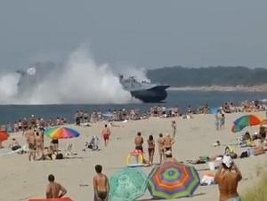 Na plažo zaplula vojaška ladja