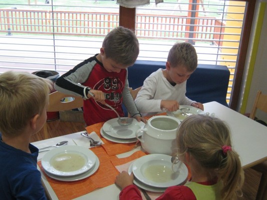 FOTO: Malčki v vrtcu na Tišini nič več ne jedo iz starih krožnikov
