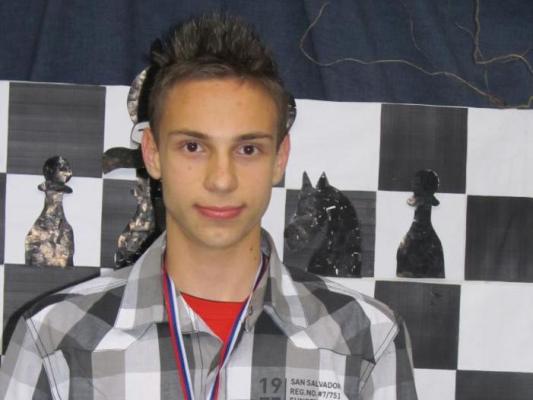 Boris Markoja - mladenič iz Turnišča, ki obvlada šahovske figure