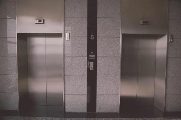 V okvarjenem dvigalu obtičali dve osebi