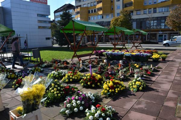FOTO: Murskosoboška tržnica preplavljena s cvetjem in aranžmaji