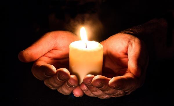 V spomin mrtvim lahko prižgete tudi virtualno svečo