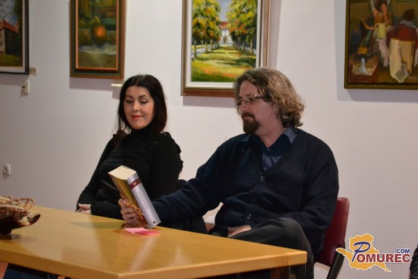 FOTO: Predstavitev romana »Ob volčjem svitu se vračajo« v Murski Soboti