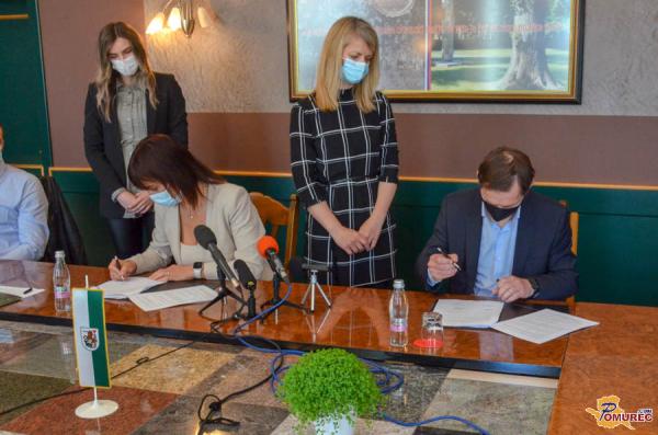 FOTO: Podpisali pogodbo za obnovo vodovoda v Kamenščaku in Cezanjevcih