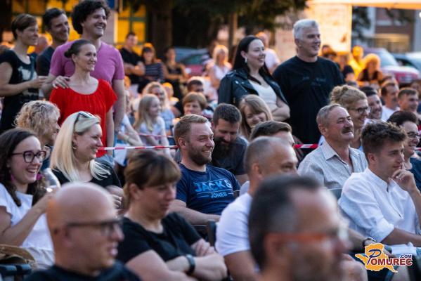 FOTO: Komedija Slovenec in pol navdušila občinstvo