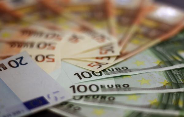 Lani obračunanih skoraj 2,4 milijarde evrov bruto zavarovalnih premij