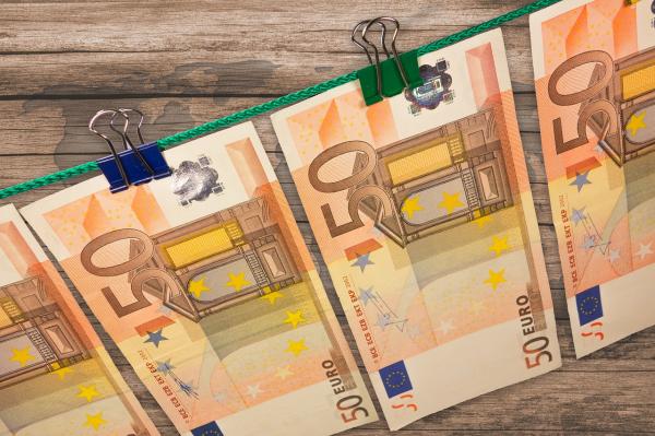 Na banki odkrili ponarejen bankovec za 50 evrov