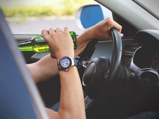 Voznica v naselju pod vplivom alkohola vozila prehitro