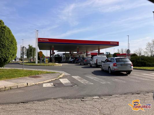 FOTO: Cene goriv jutri višje, na bencinskih črpalkah že gneča