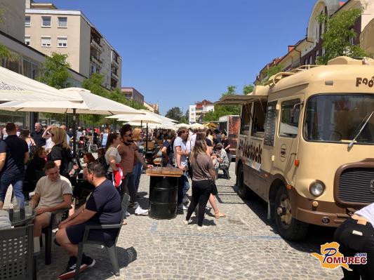 FOTO: Druženje ob dobri hrani, pijači in glasbi na Slovenski ulici