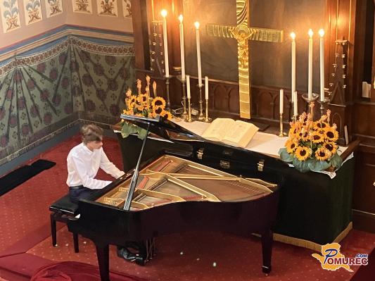 FOTO in VIDEO: Mladi pianist navdušil zbrane v evangeličanski cerkvi Martina Luthra
