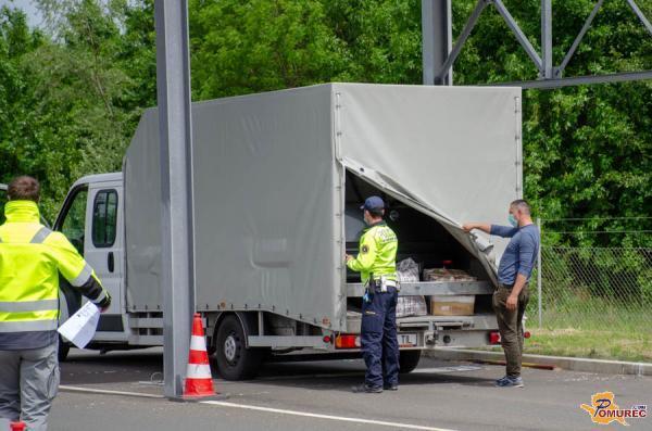 Ljutomerski policisti zaustavili voznika, ki je nezakonito prevažal šest tujcev