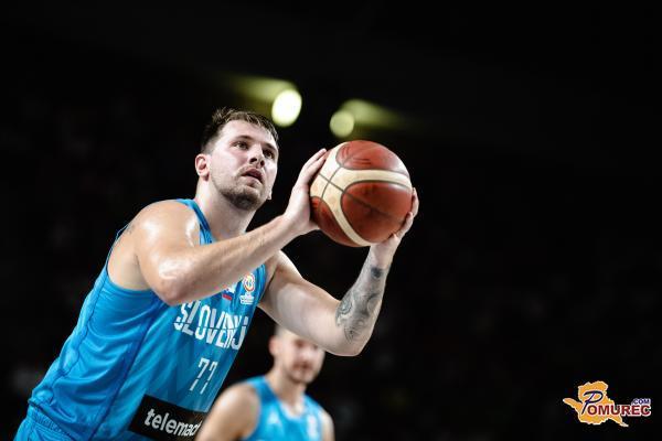 Poljski košarkarji do zgodovinske zmage, Slovenija obstala v četrtfinalu