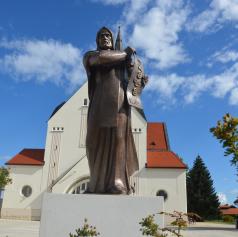 FOTO: Pred stolno cerkvijo sv. Nikolaja stoji nov kip