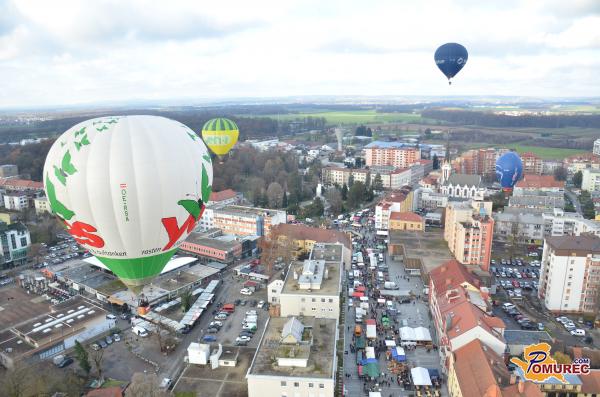 FOTO: Toplozračni baloni poleteli nad Miklošovin senjon, državno prvenstvo bo v Pomurju