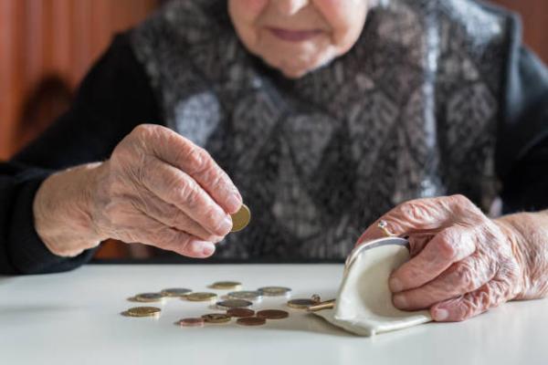 ZPIZ predlagal vladi izredno 3,5-odstotno uskladitev pokojnin