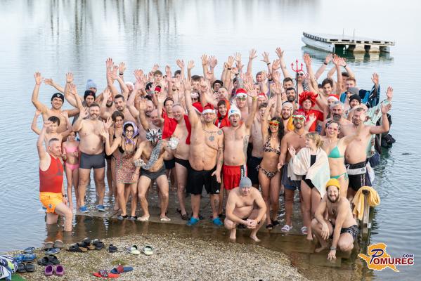 FOTO: Dahavski pingvini tradicionalno zaplavali v Soboškem jezeru