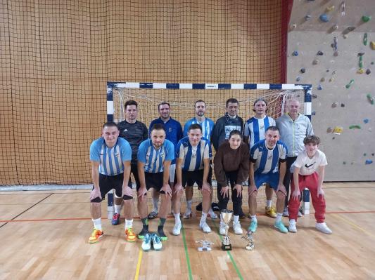 FOTO: Na novoletnem turnirju v futsalu za veterane slavili KMN Vitomarci