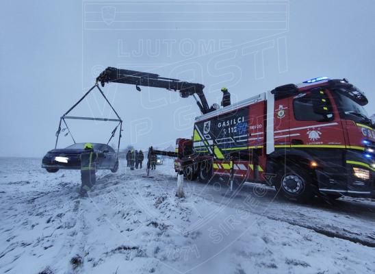 Sneg povzroča težave na cestah, v Pomurju več prometnih nesreč