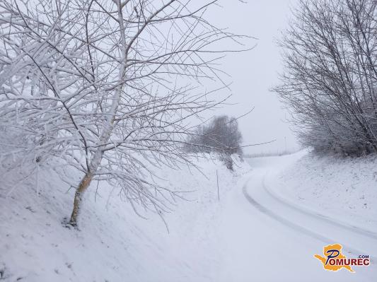 FOTO: Sneženje zajelo tudi Pomurje, snežne razmere povzročajo nevšečnosti na cestah