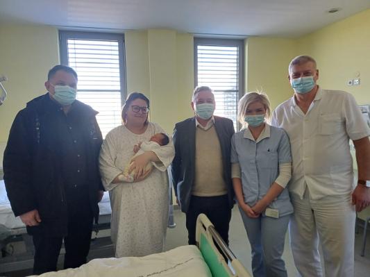 Anželj obiskal prvo letošnjo novorojenko v soboški bolnišnici