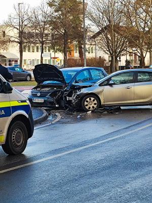 Prišlo do trčenja osebnih vozil pri zdravstvenem domu, ena oseba poškodovana