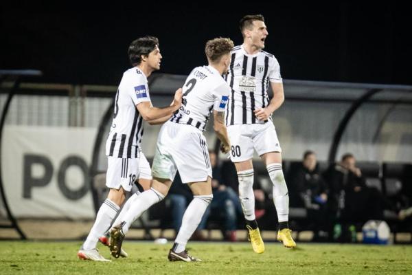 Napadalec zapušča črno-bele