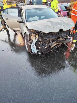 FOTO: Na istem odseku dve prometni nesreči, ena oseba ukleščena, dve poškodovani