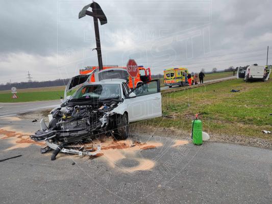 V trčenju osebnih vozil ena oseba poškodovana