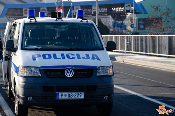 Policisti obravnavali štiri tujce, požar in goljufijo