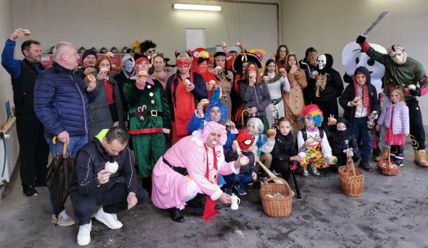 FOTO: Deževna pustna povorka na Vaneči