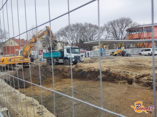 FOTO: Stekla gradnja poslovno-stanovanjskega objekta Zeleni dvor