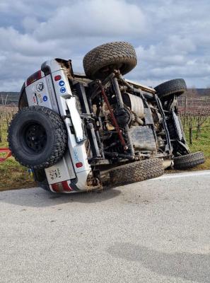 Vozilo zapeljalo s cestišča, ena oseba poškodovana