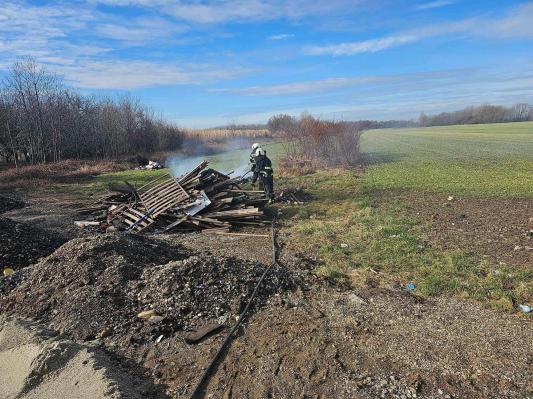 Na Pušči zagoreli odpadki