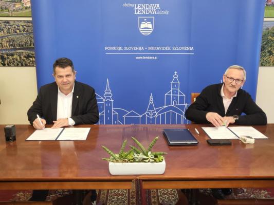 FOTO: Župan občine Lendava podpisal pogodbo za obnovo vaško-gasilskega doma
